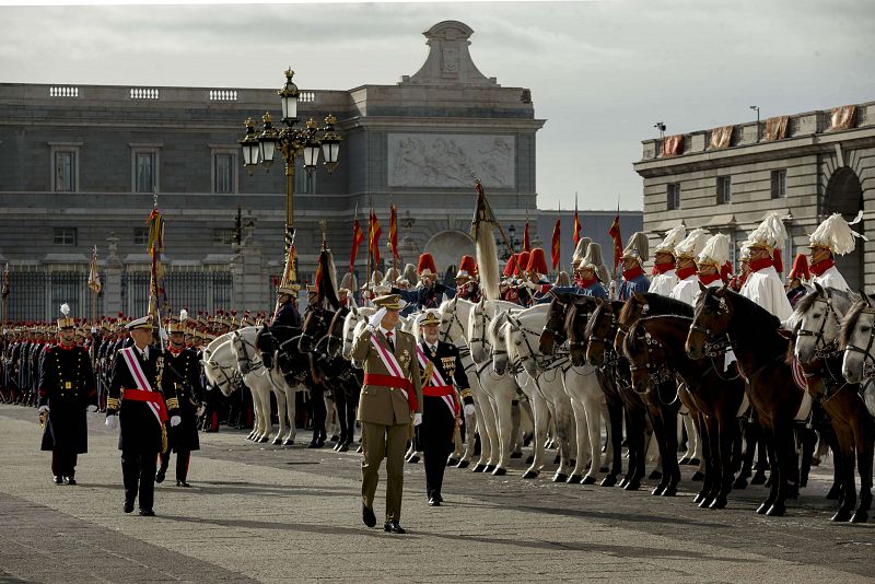 El rey Felipe pasa revista a la Guardia Real en el Patio de la Armería del Palacio Real, durante la ceremonia de la Pascua Militar que se celebra este 6 de enero.