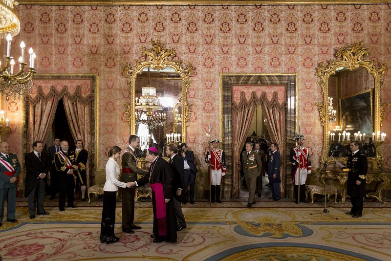 El rey Felipe y la reina Letizia charlan durante la ceremonia de la Pascua Militar en la festividad de Reyes, en el Palacio Real de Madrid.