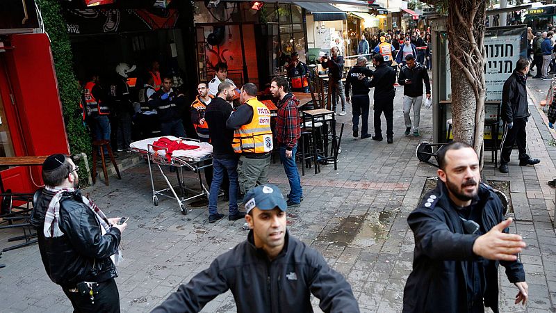 Agentes de policía israelíes investigan el lugar del tiroteo en Tel Aviv el día de Año Nuevo.