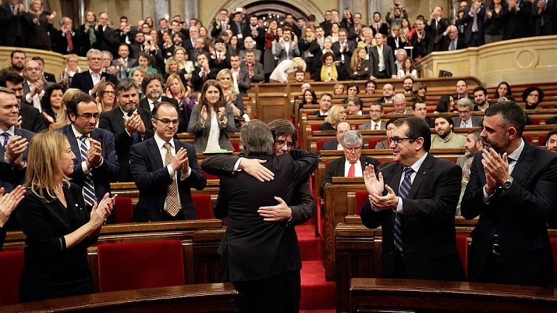 Abrazo entre Mas y Puigdemont