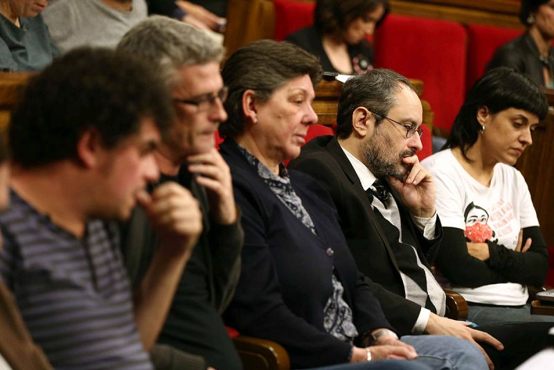 Los representantes de la CUP, durante el pleno del Parlament