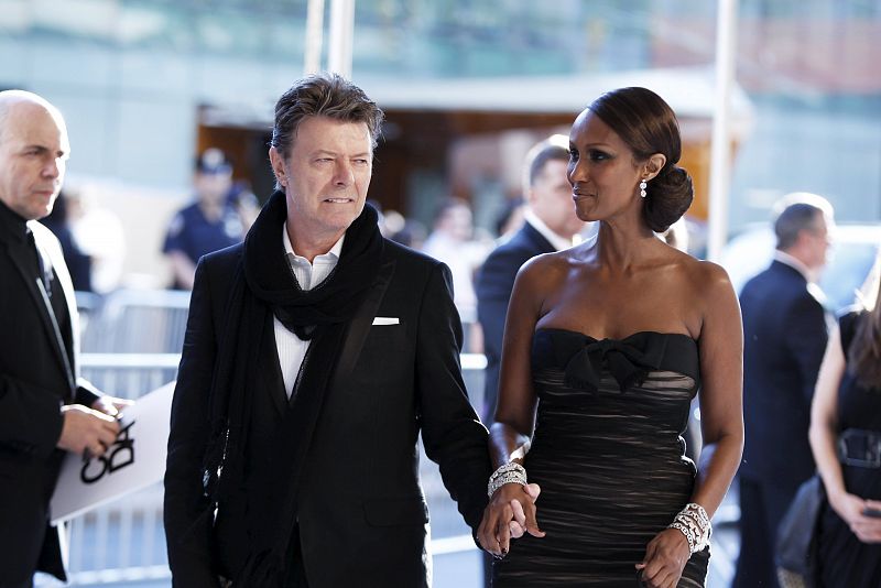 Bowie, con su esposa
