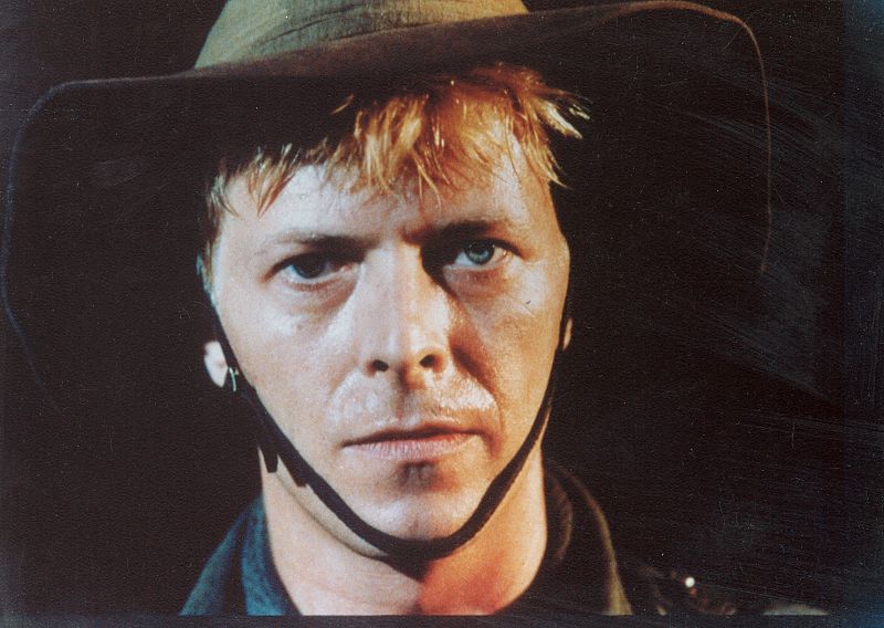 Primer plano de Bowie, con sombrero. Fotograma de "Merry Christmas Mr Lawrence".