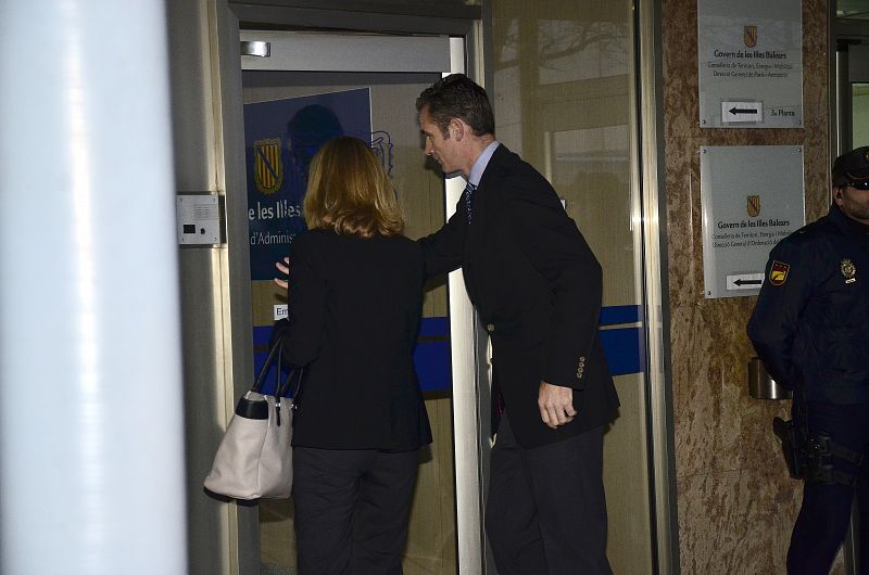 Iñaki Urdangarin abre la puerta de la sede judicial del caso Nóos a su esposa