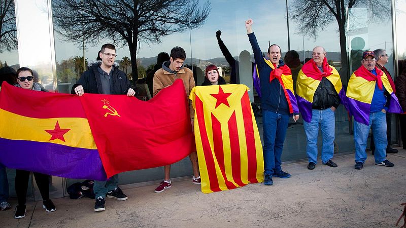 Varias personas protestan a la entrada de la sede judicial del caso Nóos