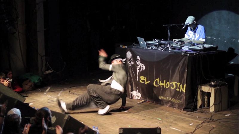  Roborrob: uno de los mejores bailarines de break de España, baila mientras pincha dj Kapi, uno de los mejores dj nacionales, es además el dj de la Mala Rodríguez