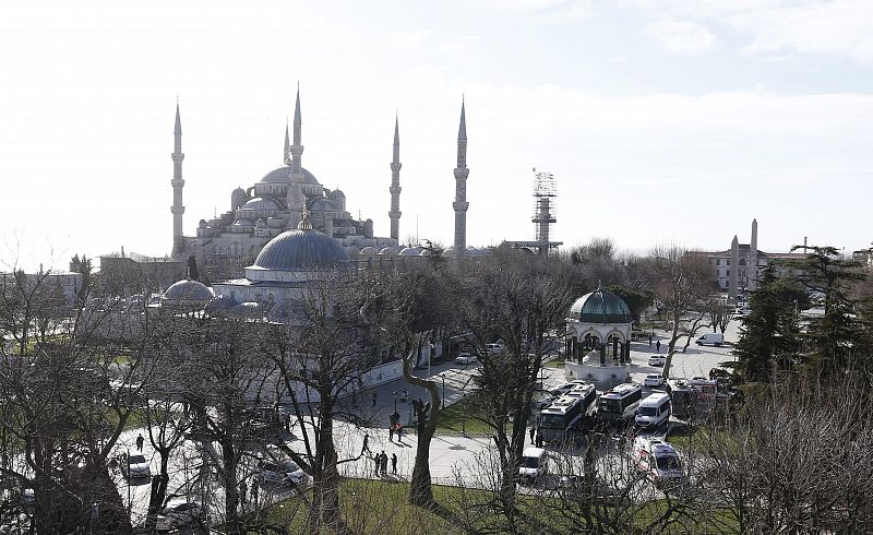 Vista general de la Mezquita Azul, custodiada por la policía tras el atentado.