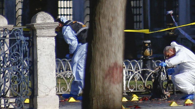 La policía forense inspecciona el lugar del atentado en Estambul. 