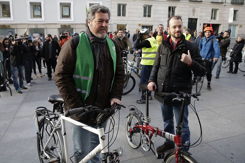 Juantxo López de Uralde y Jorge Luis Bail llegan al Congreso en bicicleta