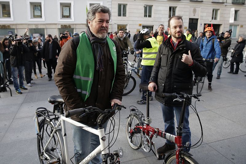 Juantxo López de Uralde y Jorge Luis Bail llegan al Congreso en bicicleta