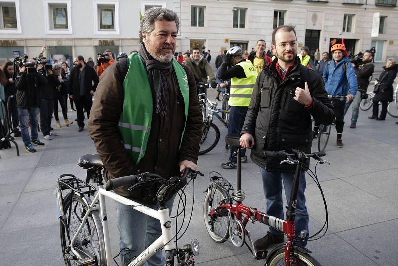 Juantxo López de Uralde y Jorge Luis Bail llegan al Congreso en bicicleta