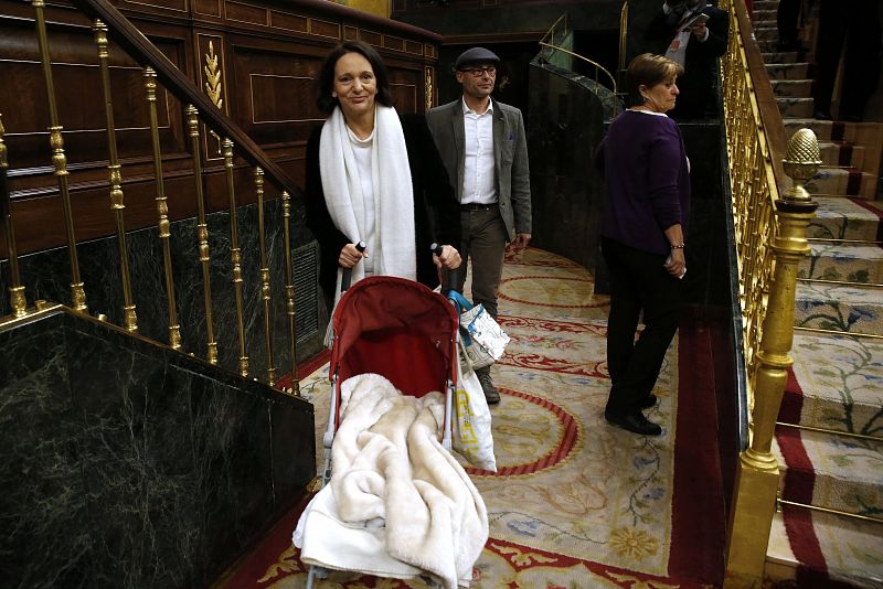 Carolina Bescansa acude al Congreso con su bebé