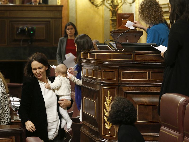 Bescansa accede a la urna para elegir presidente del Congreso con su bebé en brazos