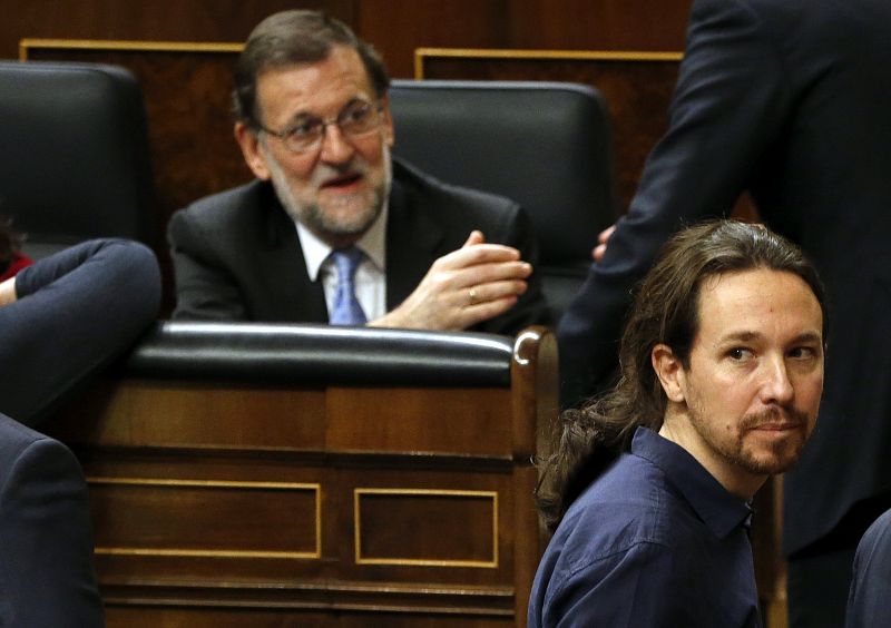 Iglesias pasa por delante del escaño de Rajoy