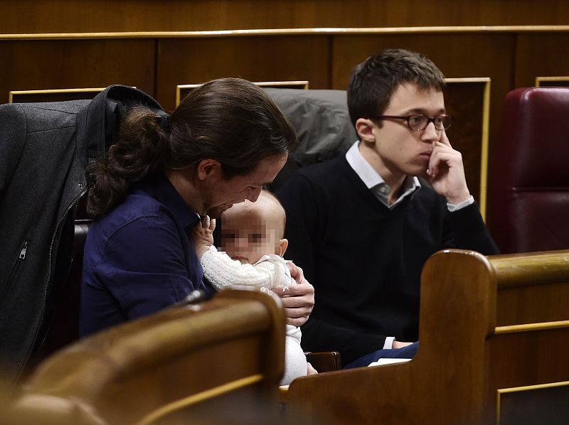 Iglesias y Errejón con el bebé de Bescansa