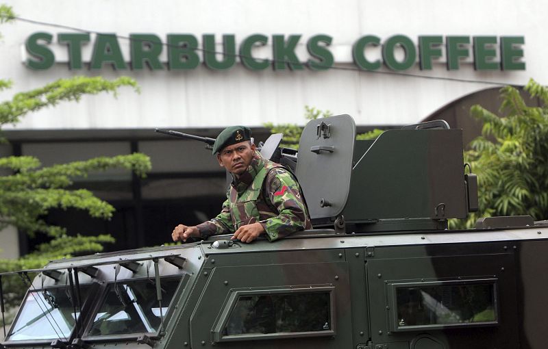 Soldados patrullan los alrededores del lugar de la explosión, entre ellos una cafetería de Starbucks.
