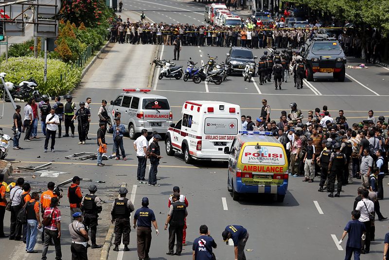 Miembros de los servicios de emergencia trasladan los cuerpos sin vida de las víctimas de la explosión en la capital indonesia.