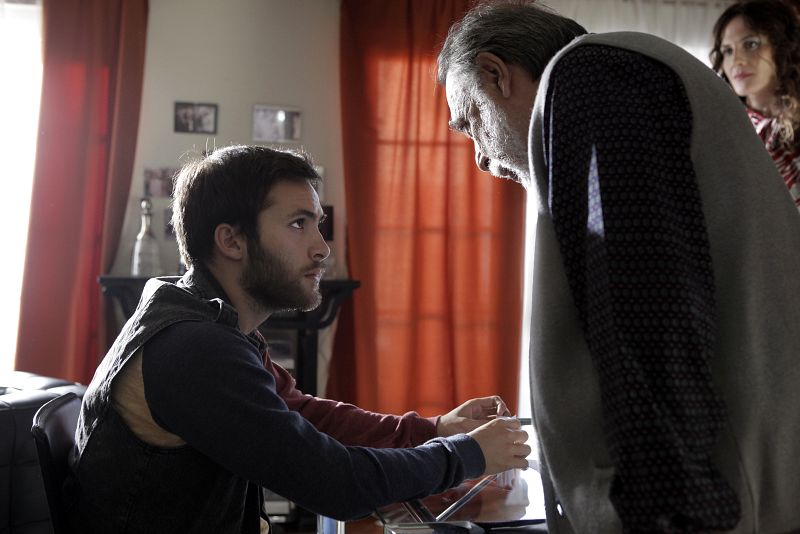 Carlos acepta el dinero de David