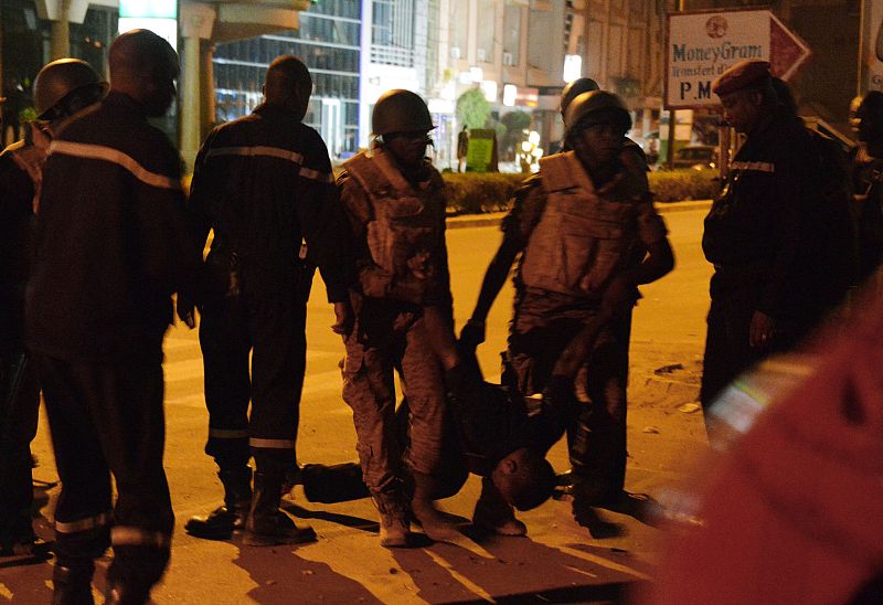 Soldados de Burkina Faso trasladan el cuerpo de una de las víctimas