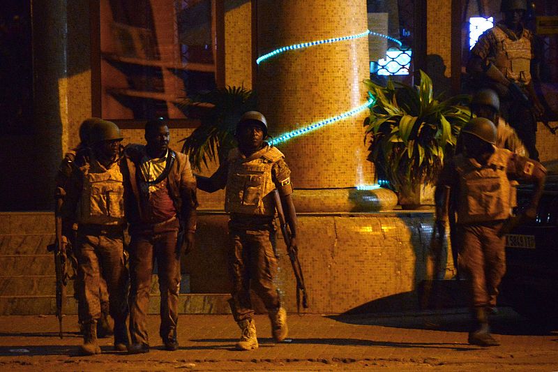 Soldados de Burkina Faso evacúan a un hombre herido en el ataque en el hotel Splendid