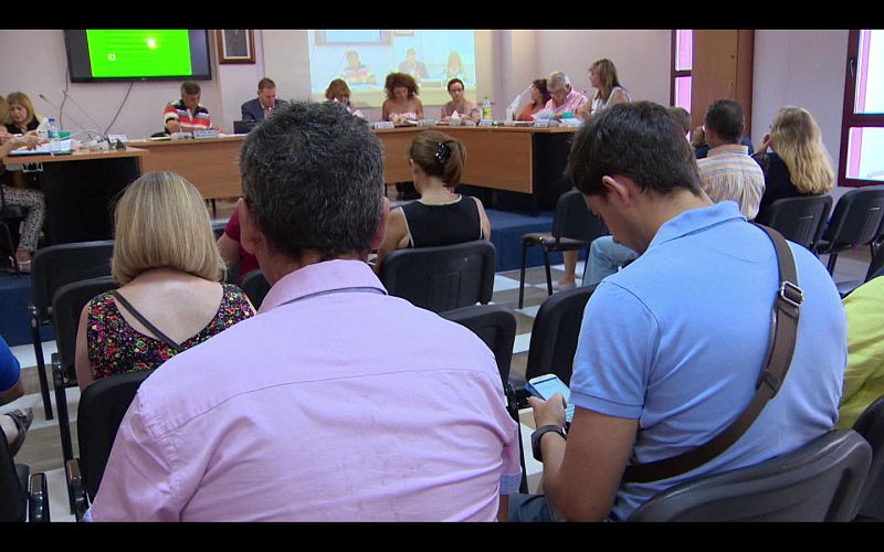 El público tuitea durante la sesión del pleno del Ayuntamiento