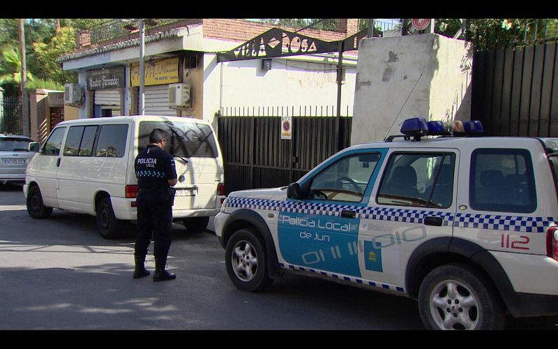 Policía local de Jun en sus funciones
