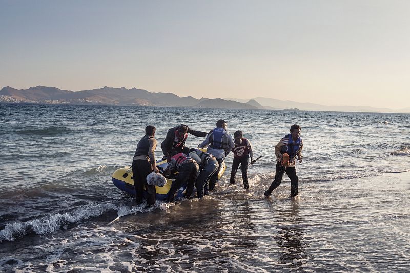 Refugiados pakistaníes logran desembarcar en Kos