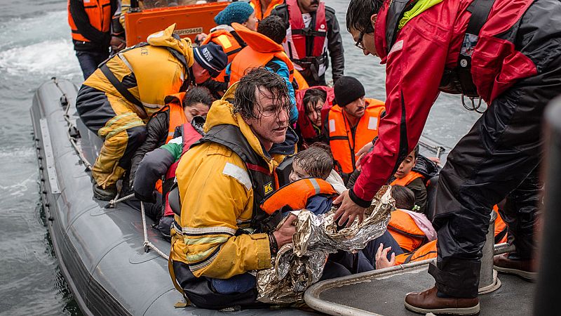 Médicos Sin Fronteras y Greenpeace socorren a un embarcación frente a la isla griega de Lesbos.