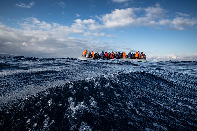 MSF y Greepeace asisten a una lancha semirrígida que se hunde con 45 afganos a bordo