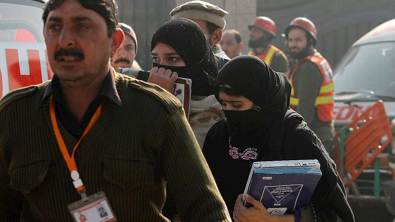 En la universidad estudian unos 3.000 estudiantes; 600 personas asistían este miércoles a un recital poético. REUTERS/Fayaz Aziz
