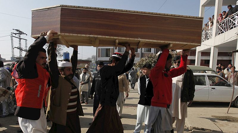 Varias personas trasladan el féretro con una de los fallecidos del asalto. Un dirigente del grupo talibán TTP ha reivindicado la acción, aunque otro portavoz del grupo la ha condenado. EFE/BILAWAL ARBAB