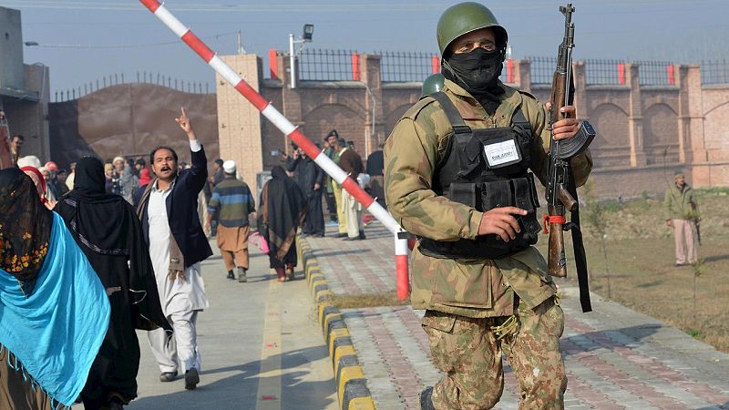 Al menos 21 personas han muerto en el ataque armado a la universidad de Bacha Jan, en Charsadda, al norte de Pakistán. AFP PHOTO / A MAJEED
