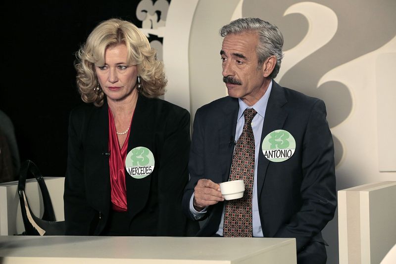 Antonio le da al café