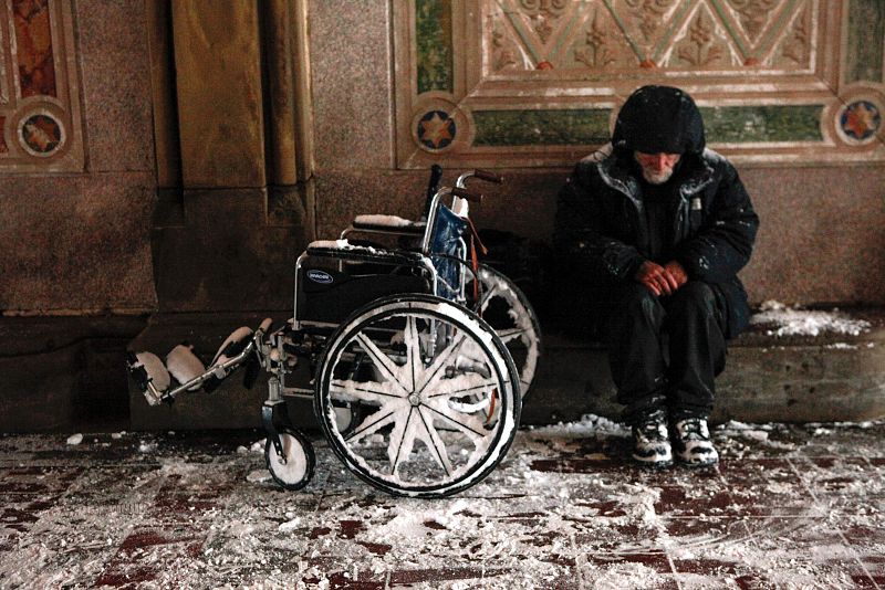 Un mendigo intenta refugiarse de la nieve en Central Park