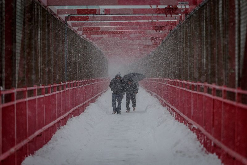 Gente caminando sobre el puente Williamsburg