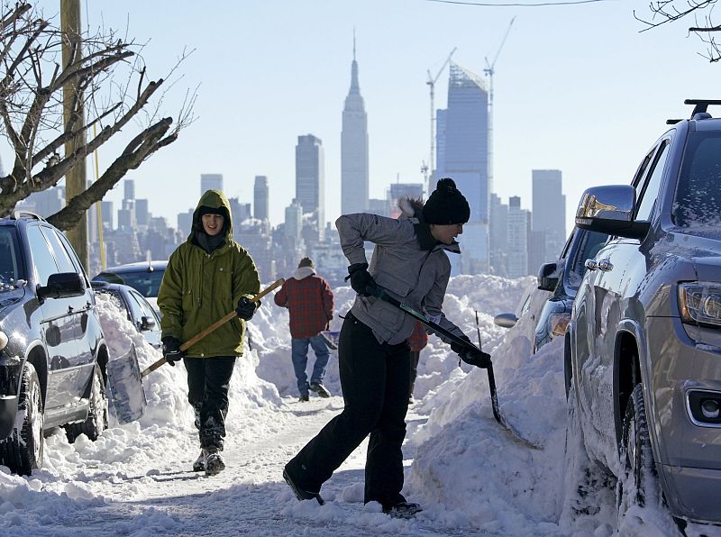 Sale el sol y toca quitar la nieve de los coches