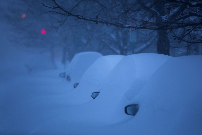 La noche cae sobre los coches desaparecidos entre la nieve