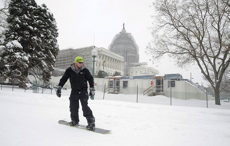 Aprovechando la nieve para hacer snowboard en Washington