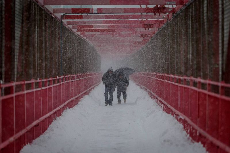 Gente caminando sobre el puente Williamsburg