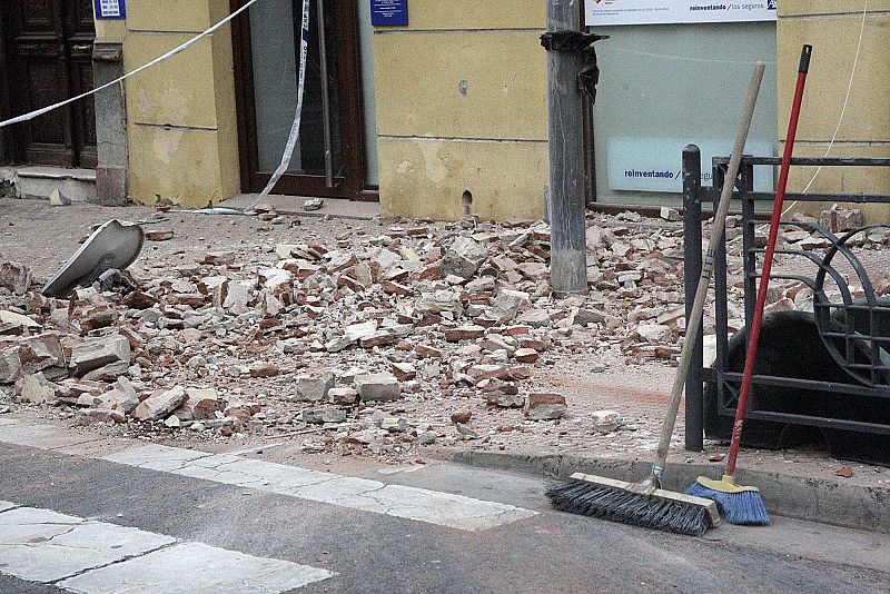 Los bomberos han tenido que intervenir en algunas zonas de Melilla para analizar las grietas