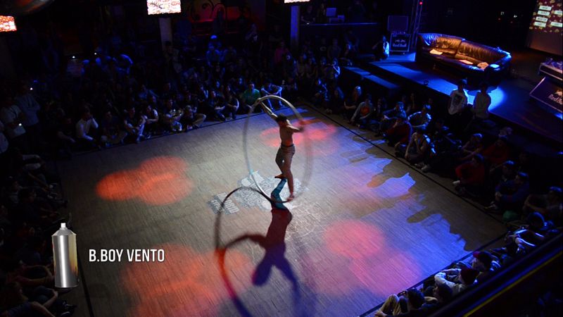 B.Boy Vento bailando con un aro gigante