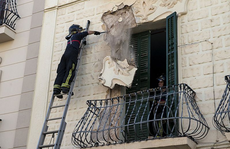 Un bombero quita parte de una fachada dañada por el terremoto en Melilla