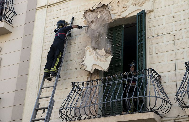 Un bombero quita parte de una fachada dañada por el terremoto en Melilla
