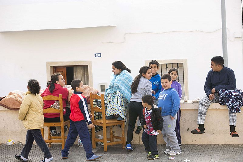 Un grupo de niños permanece fuera de sus casas en Melilla