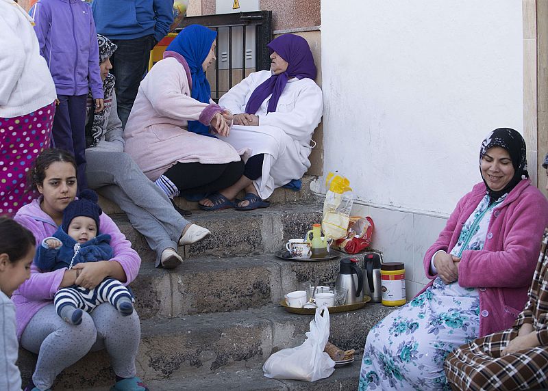 Varias mujeres permanecen fuera de sus casas tras el terremoto
