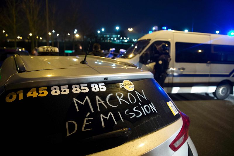 Los taxistas que secundan el paro bloquean los accesos a los aeropuertos