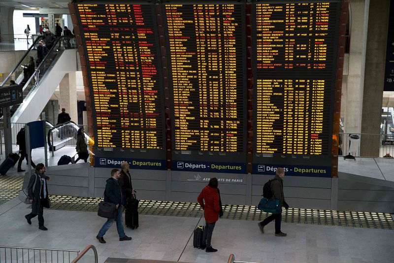 Pasajeros consultan si su vuelo está cancelado en el aeropuerto Charles de Gaulle