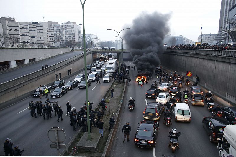 Los taxistas bloquean el tráfico en la circunvalación parisina, a la altura de la Porte Maillot
