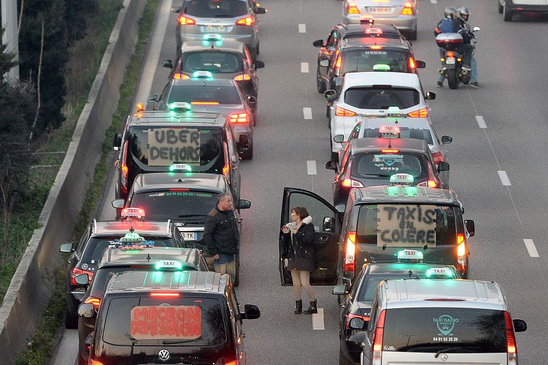Taxistas en huelga bloquean los accesos a la ciudad de Marsella