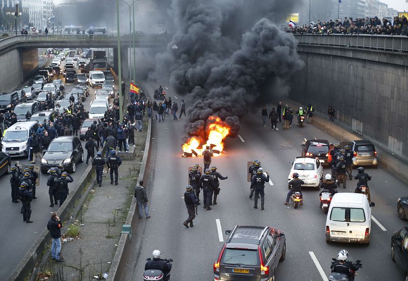 Agentes antidisturbios se despliegan en la circunvalación de París, a la altura de la salida de Porte Maillot
